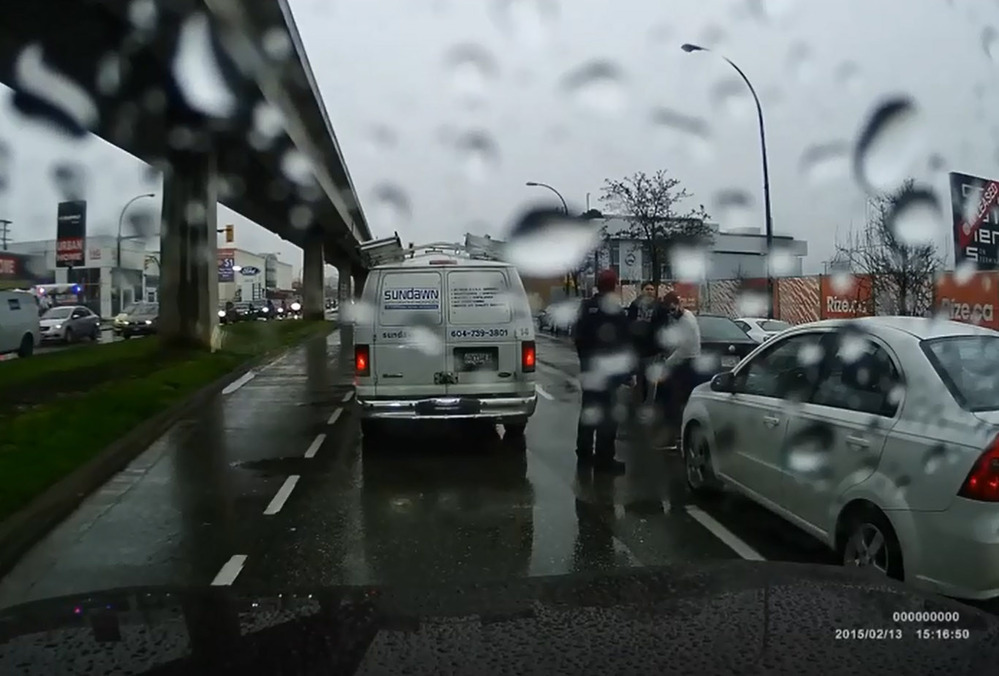 Полицейский вовремя подоспел к драке на дороге (ВИДЕО)