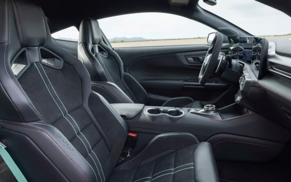 Интерьер Ford Mustang Dark Horse SC