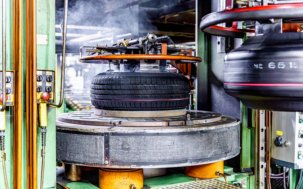 Кульминация производственного процесса: сырая «зеленая шина», которая может состоять из 8-15 видов различной резины, вулканизируется при давлении 8-9 атм и температуре около 170-190 ˚С  в течение 8-15 минут, обретая рисунок протектора и финальные свойства.