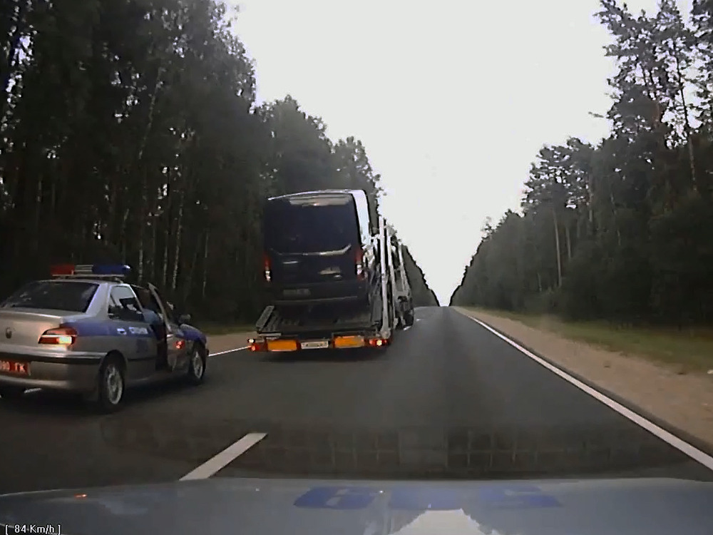 Пьяный водитель на груженом автовозе не сумел уйти от ГАИ (ВИДЕО)