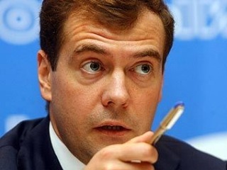 Медведев: за строительством дорог должны следить правоохранительные органы