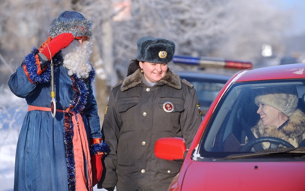 Эти вопросы инспектора ДПС можно игнорировать. Даже в праздники