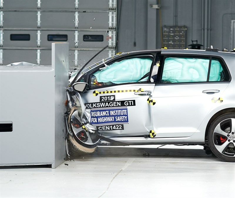 VW Golf справился с краш-тестом на удар с малым перекрытием