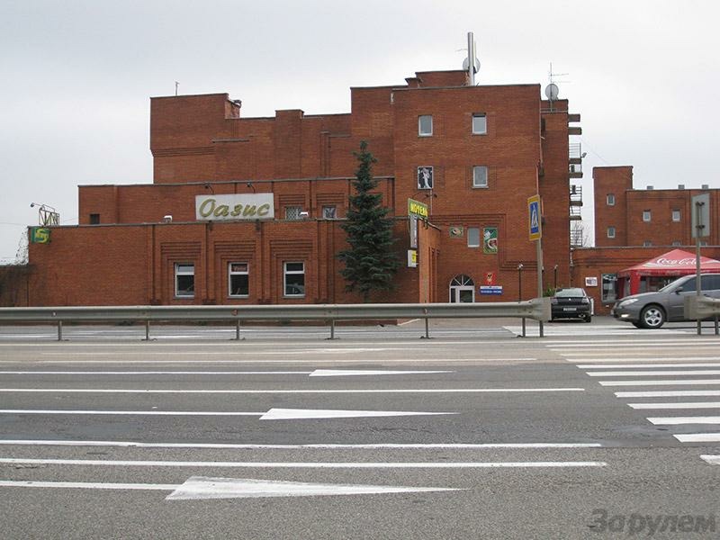Позади - ровно половина пути до Минска. Время обеда удачно совпало с местом - придорожным кафе «Оазис» напротив заправки «Лукойл».
