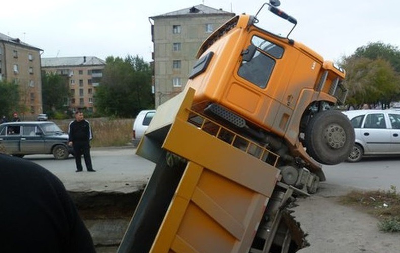 Самосвал провалился в шестиметровую яму