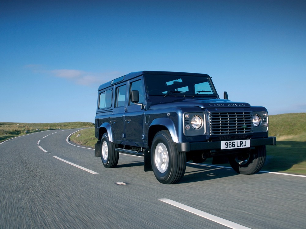 Land Rover Defender скрываются в тумане