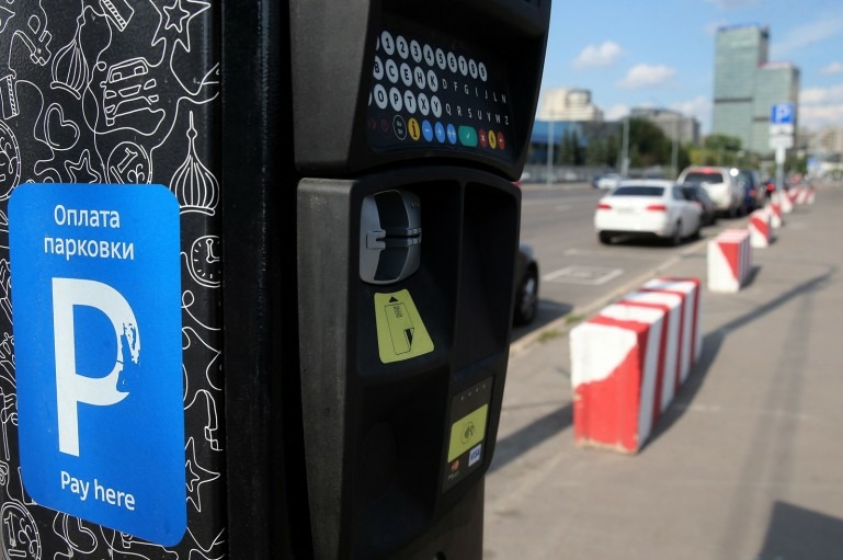 Эксперимент с бесплатной парковкой в Москве продлят