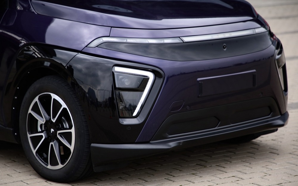 На ранних снимках можно встретить Атом на шинах Hankook, но последние фото - все с Pirelli Cinturato P7