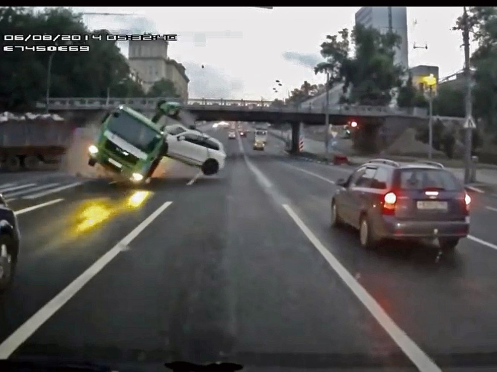 Мусоровоз протаранил эвакуатор, перевозящий VW Touareg (ВИДЕО)