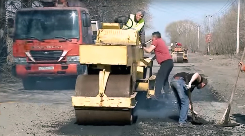 Омские бизнесмены скинулись на ремонт дороги
