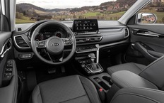 Салон Kia Seltos удобный и комфортный. А вот просторным его не называют. К качеству пластика есть претензии - легко царапается.
