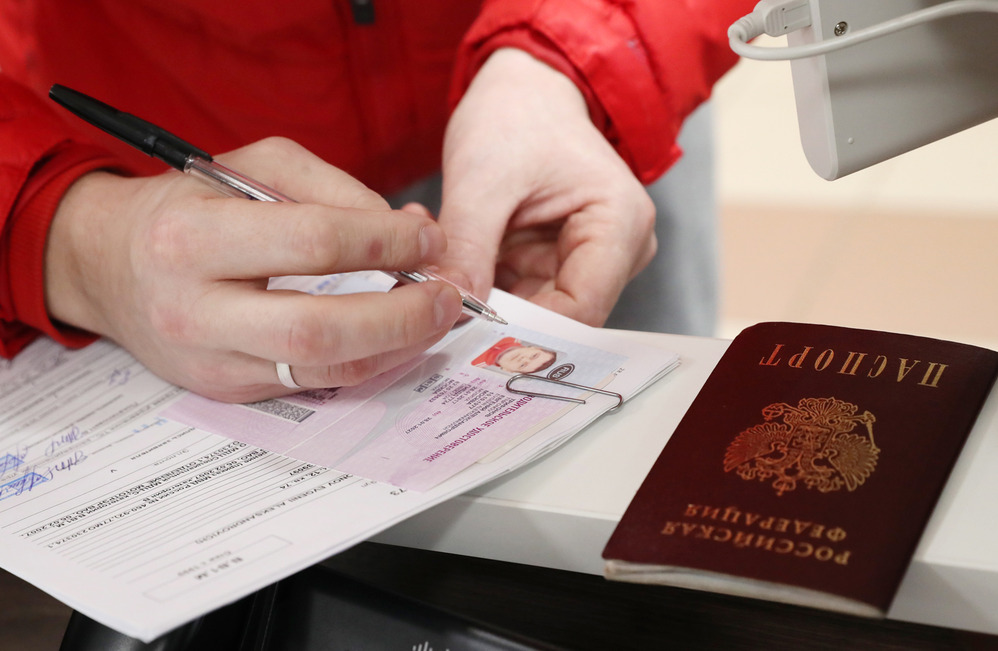 Международные водительские права встали в «пробку»