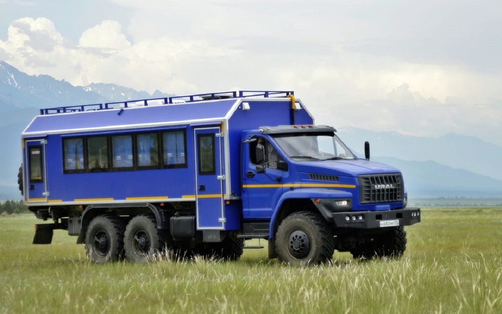 «Урал» показал автобус-внедорожник (с караоке)