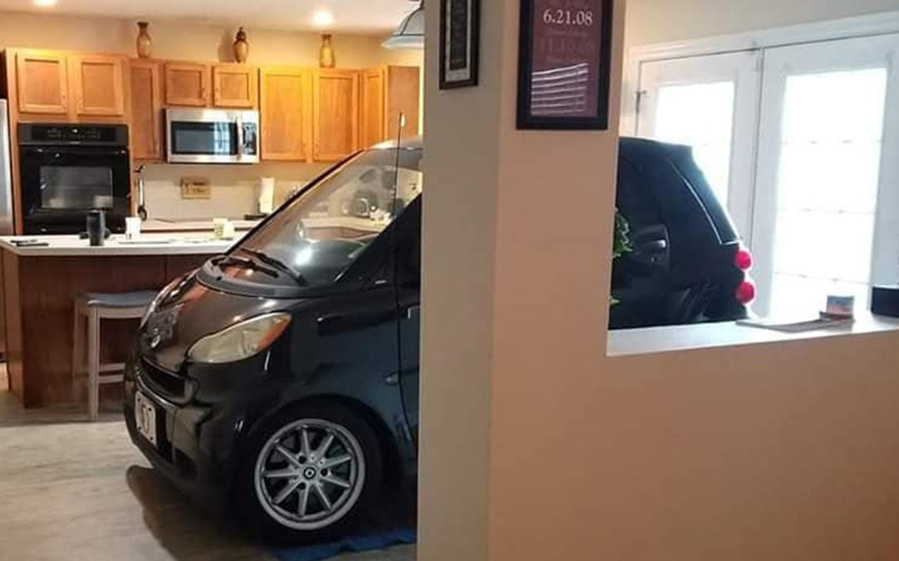Может ли автомобиль Smart припарковаться на кухне? Ответ - да!