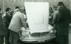 Maserati Sebring на стоянке возле московского магазина в Южном порту.