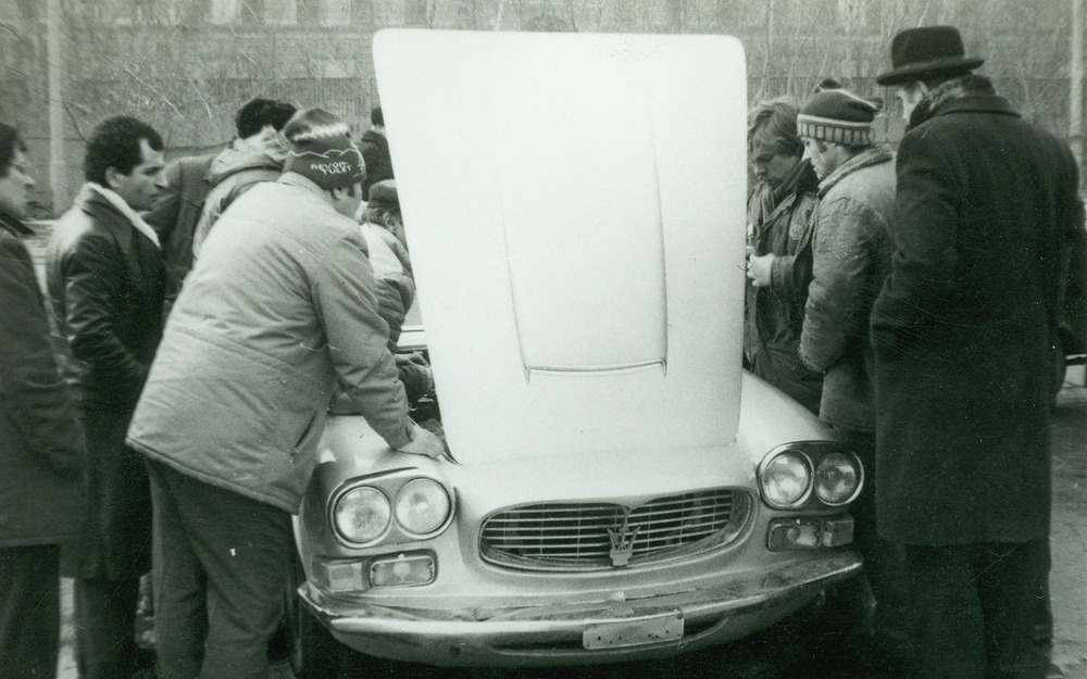 Maserati Sebring на стоянке возле московского магазина в Южном порту.
