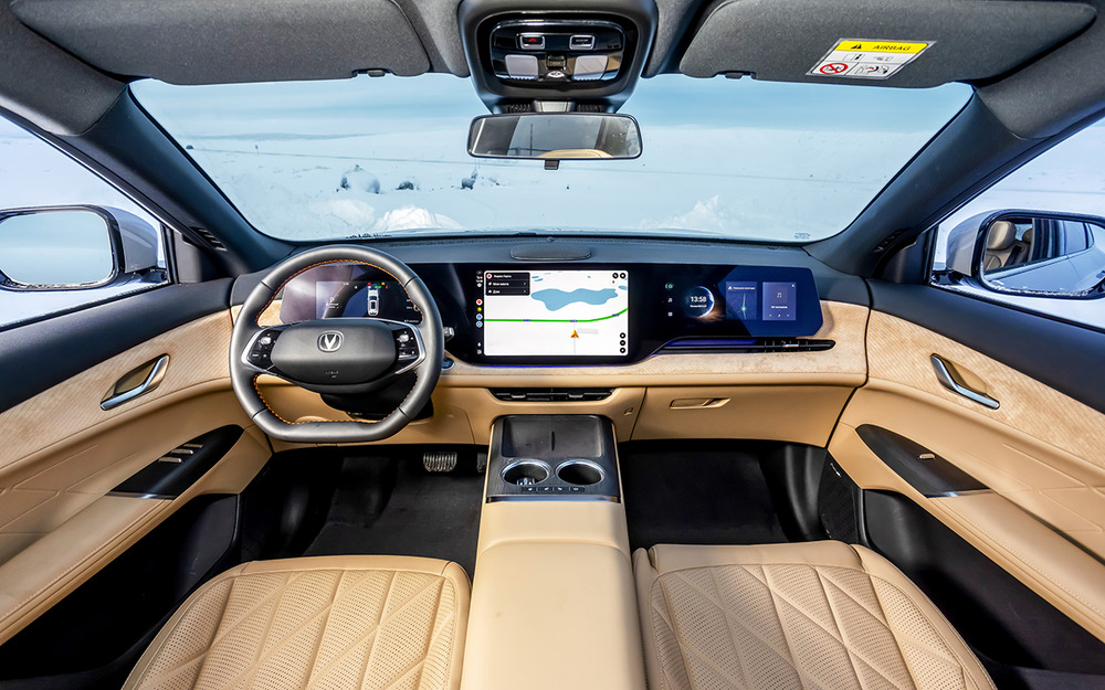 В зависимости от цвета меняются и материалы. При черном колере вставки на дверях и панели - из кожзама, а при светлом - из замши.