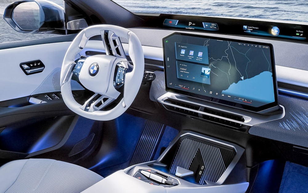 Центральный дисплей BMW iX3 выполнен в форме трапеции, наклоненной в сторону водителя.