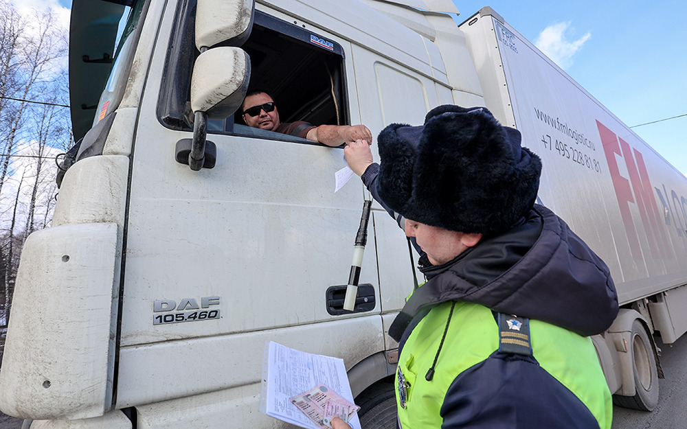 Правительство отменило контроль для фур с товарами первой необходимости
