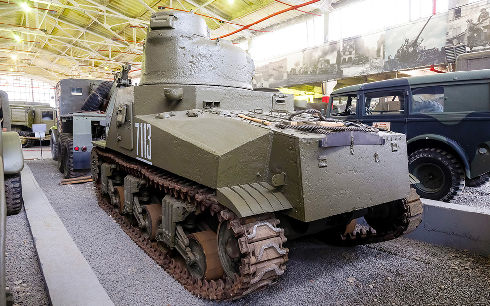 Для доступа в моторный отсек в корме есть люки, а его крыша съемная.