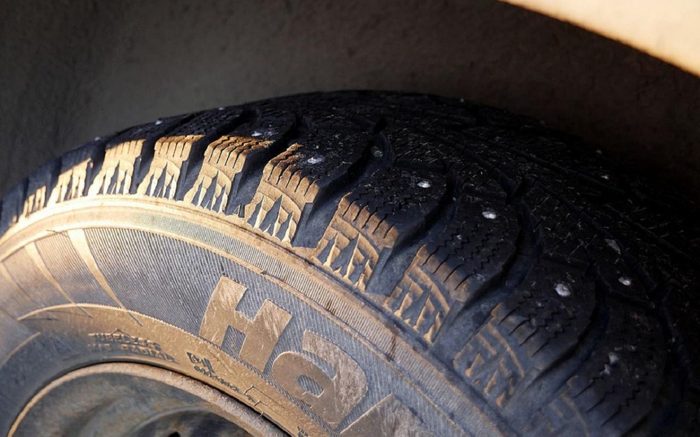 Чем опасны шины с «потерянными» шипами: ответ эксперта