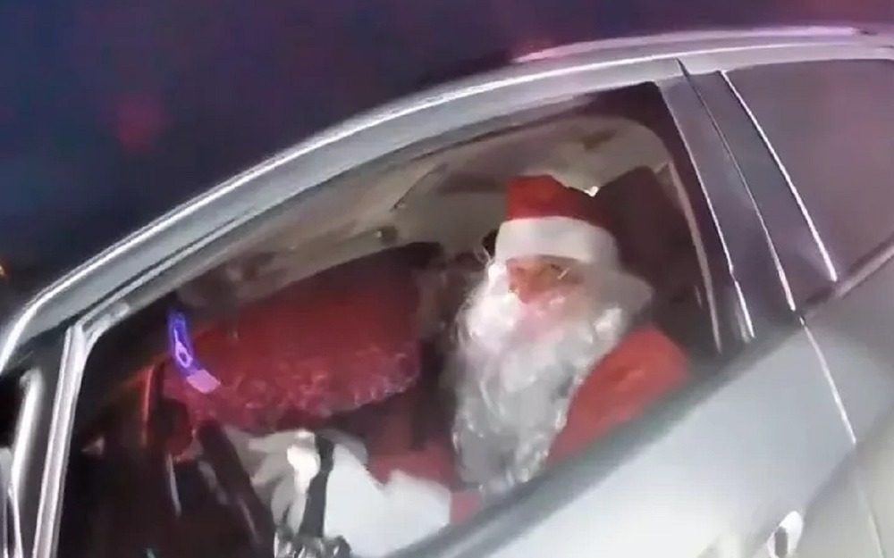 Полицейские остановили лихачившего Санту. Но потом посмеялись и отпустили