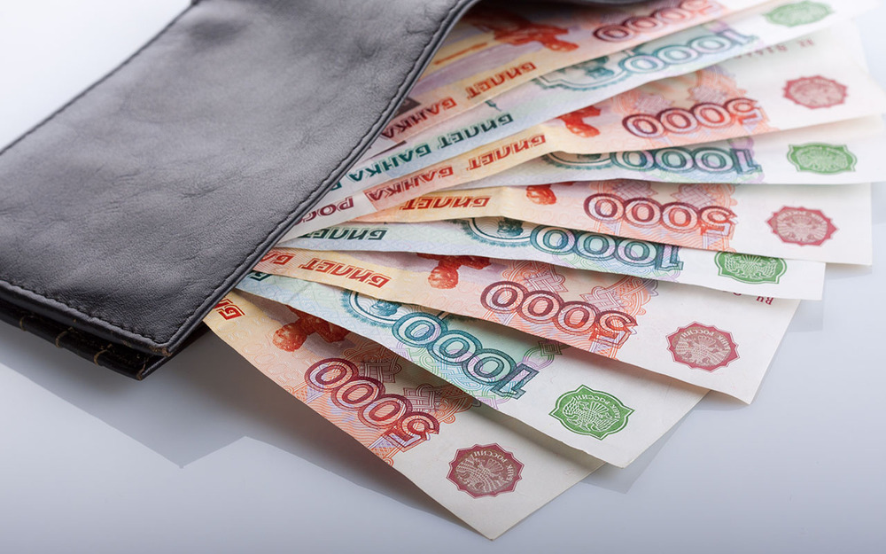 Стало известно, сколько получают на автозаводах в России