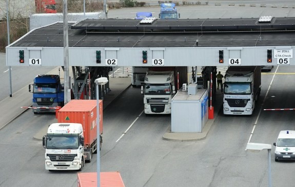Введение оплаты за проезд тяжелых грузовиков по федеральным трассам отложат на год