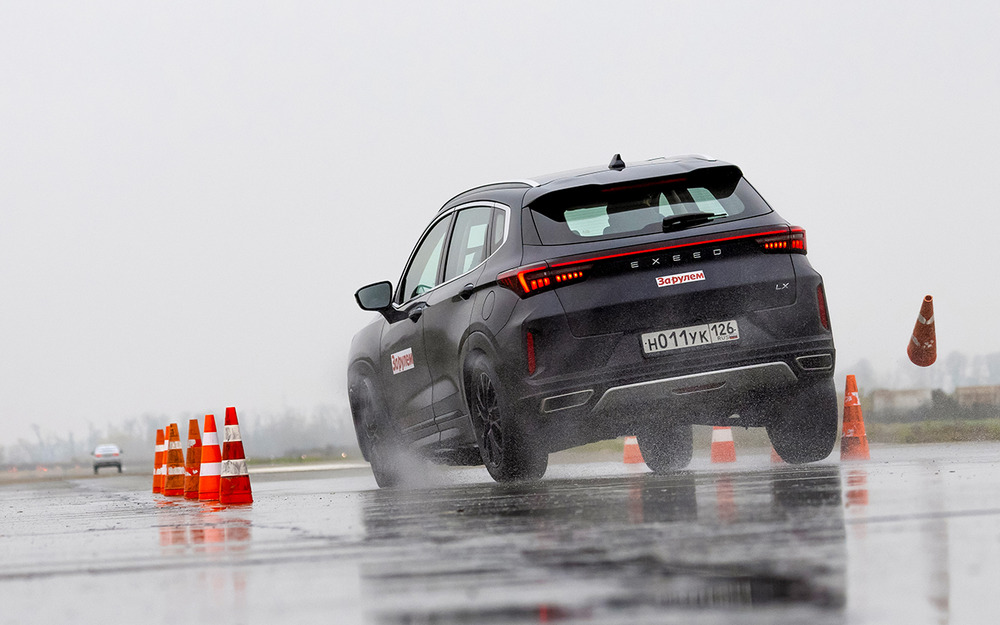 «Препятствие» на маневре «переставка» сбито: на следующем проходе испытатель постарается глубже учесть особенности поведения шин - или уменьшить скорость.