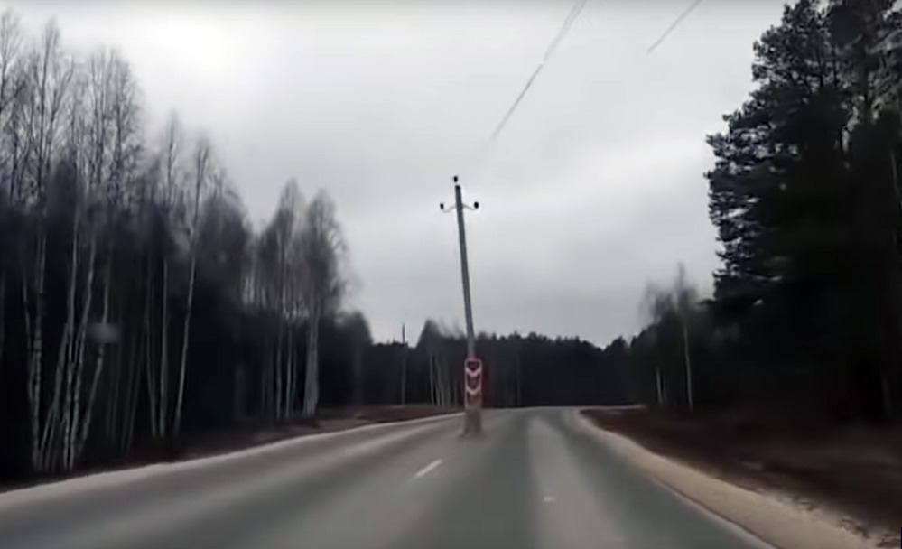 Едешь, а посреди дороги - столб: на видео попал «нежданчик»