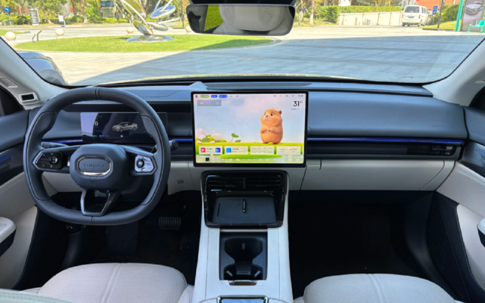 Интерьер Lynk &amp; Co 07 EM-P