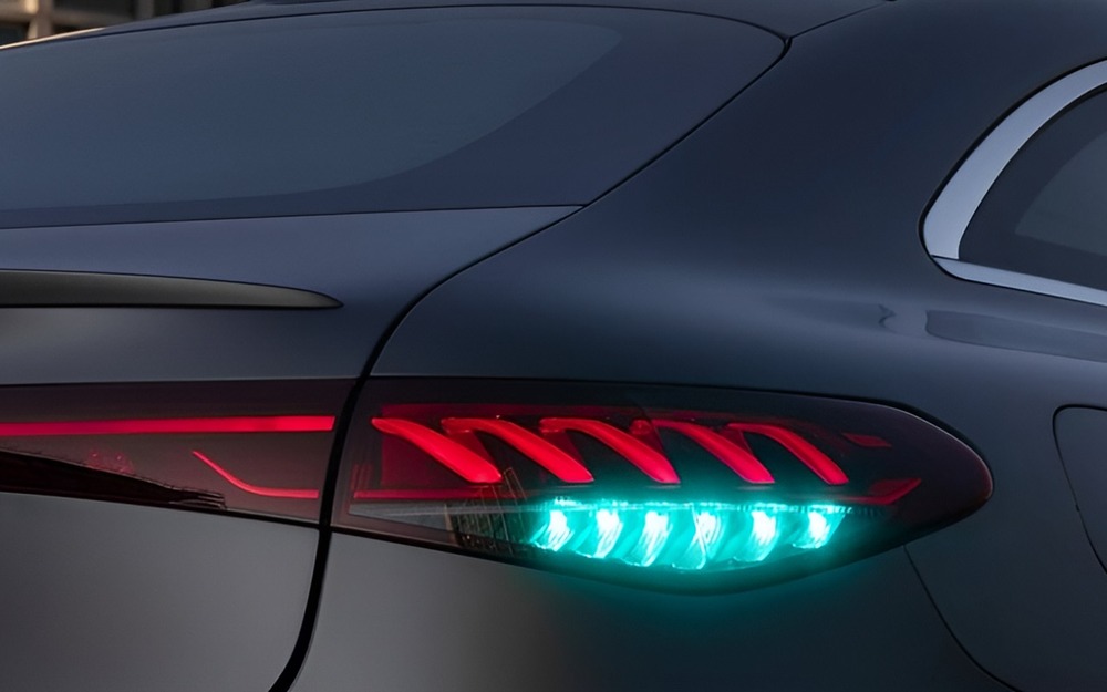 Бирюзовые огни на новых «китайцах» и «немцах» - что это такое?