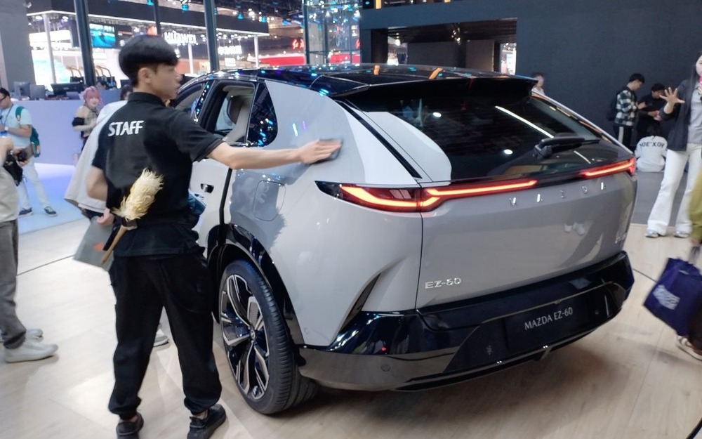 В Китае этот кроссовер мгновенно стал хитом: его привезли в Россию