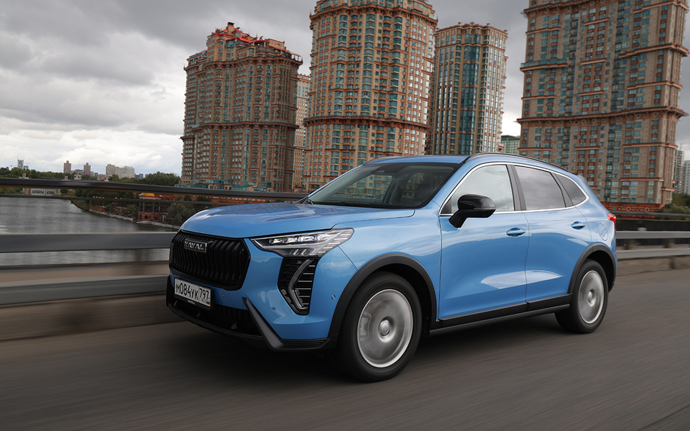 Haval Jolion удачно совмещает компактные габариты (длина 4472 мм) с просторным салоном (колесная база - 2700 мм) и багажником объемом 337 л. При сложенных задних сиденьях отсек для поклажи увеличивается до 1133 л.