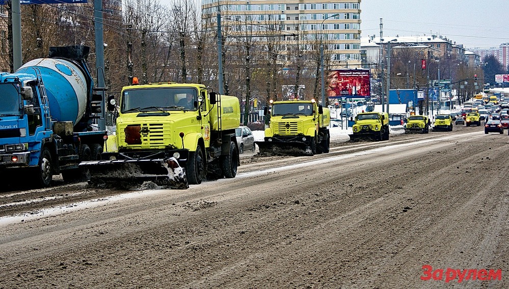 Парадный строй сотрудников очистки не может не радовать. К тротуару сгребут снег - и то хорошо. А там и лето не за горами.
