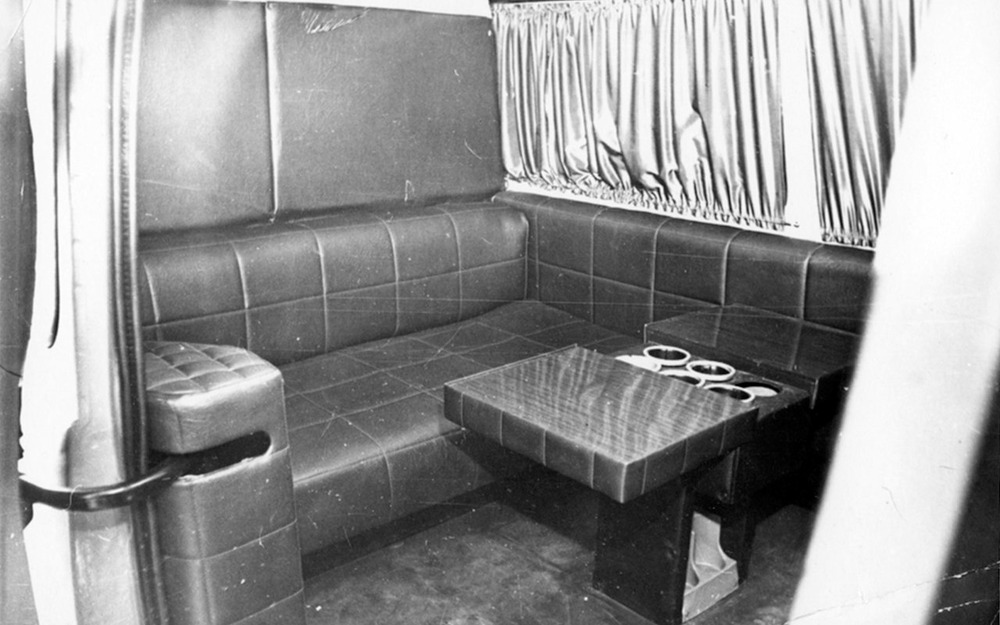 Фото внешнего вида узкого «подземного» РАФа у меня нет. Только салон. На грузовик не похоже, правда?