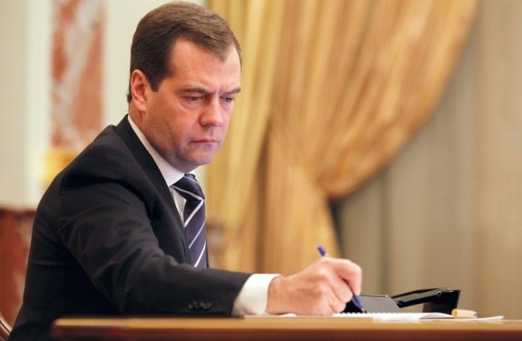 Медведев пообещал повысить штрафы для автомобилистов до 500 тыс. руб.