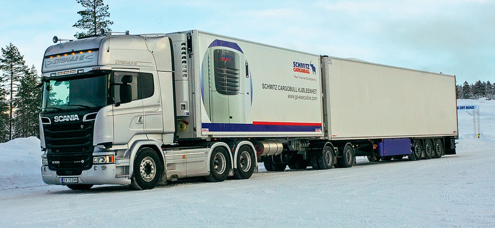 Scania R 730 Topline 6×4 с прицепом: управлять автопоездом длиной 25,25 м довольно легко.