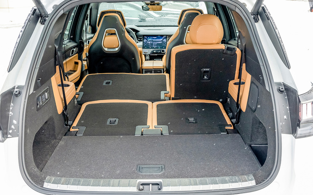 Спинки сидений складываются вровень с полом багажника - большая редкость для китайских машин.