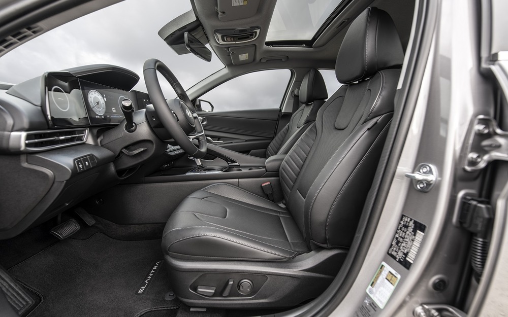 Интерьер Hyundai Elantra