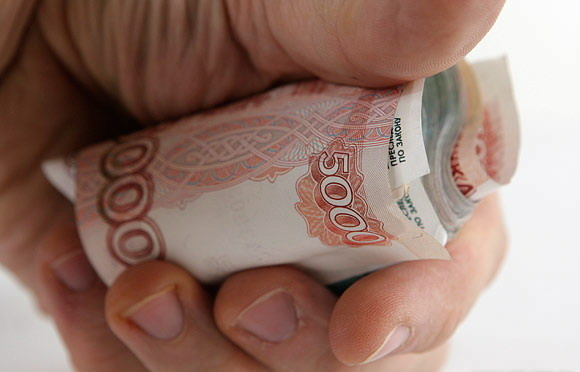 Госдума назвала порог штрафа для выезда за рубеж