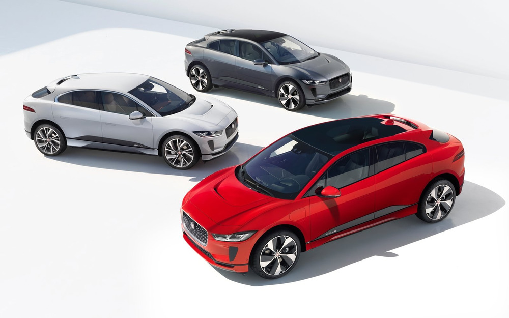 Jaguar I-Pace - один из немногих современных электромобилей, который будет официально продаваться в России: у дилеров он появится осенью.