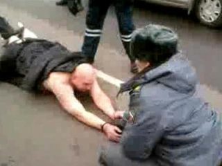 Голый водитель протаранил более десятка автомобилей