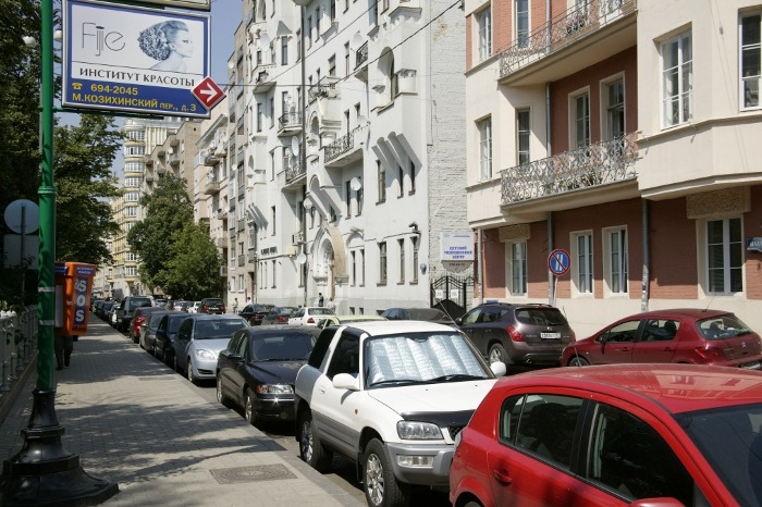 В каждом московском дворе создадут по 30 новых машино-мест 