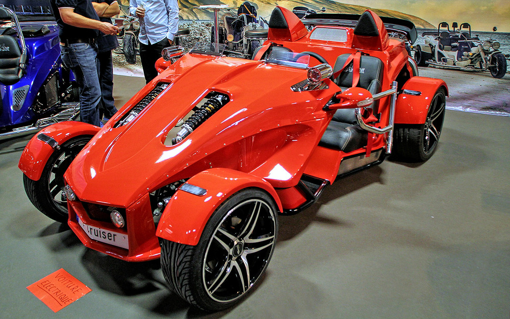 Компания Boom Trikes выставила электрокар e-Cruiser. Трубчатая рама, панели из армированного стеклопластика, 50-киловаттный электромотор и 20-киловаттная батарея позволяют набрать сотню за 10,9 секунды и развить до 200 км/ч. С мая 2017 года родстер начнут продавать в Европе по цене от 40 тысяч евро.