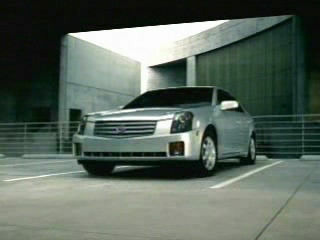 Нарцисс Cadillac разглядывает себя на видео