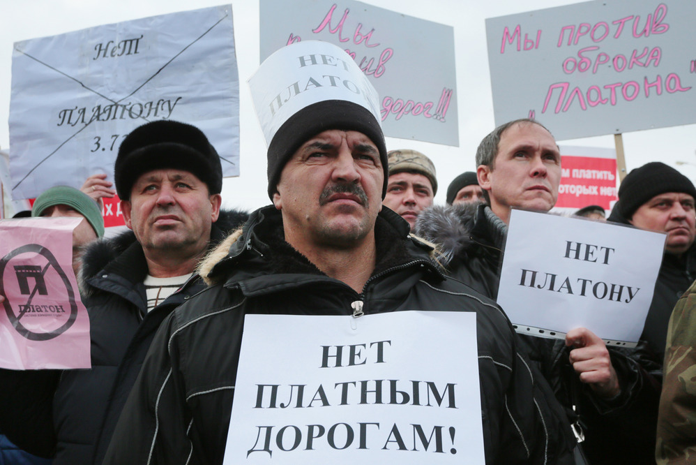Дальнобойщики устроили митинг у администрации президента