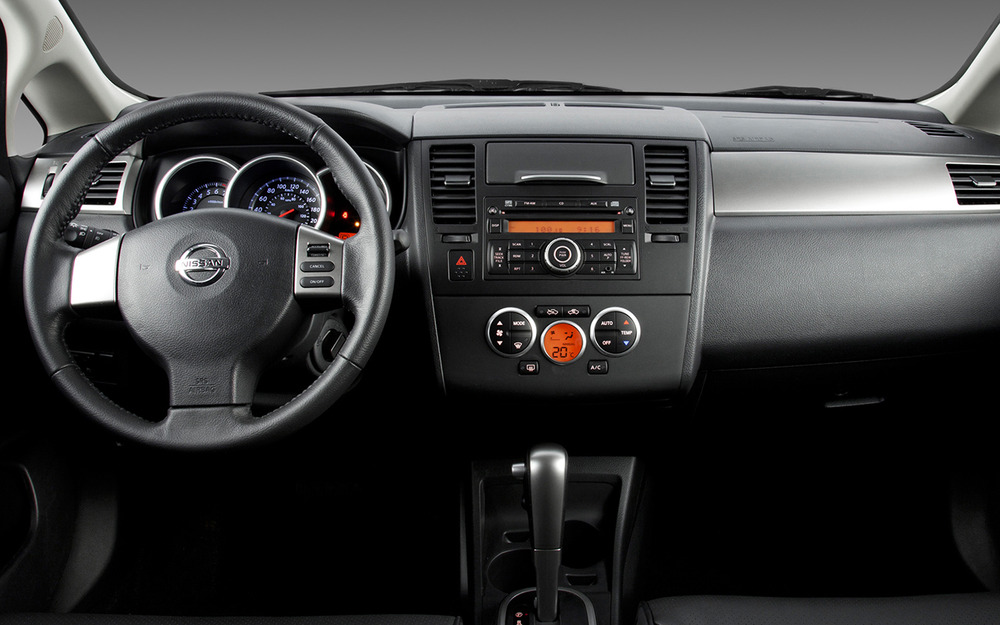 Интерьер Nissan Tiida