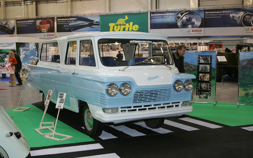 Микроавтобусы (по современной терминологии - минивэны) с оригинальным стеклопластиковым кузовом под именем Старт делали в Северодонецке и Ворошиловграде, а также в Донецке - под названием Донбасс. Машин на узлах ГАЗ-21 собрали не более 120. Пара из них несколько лет назад отреставрирована.