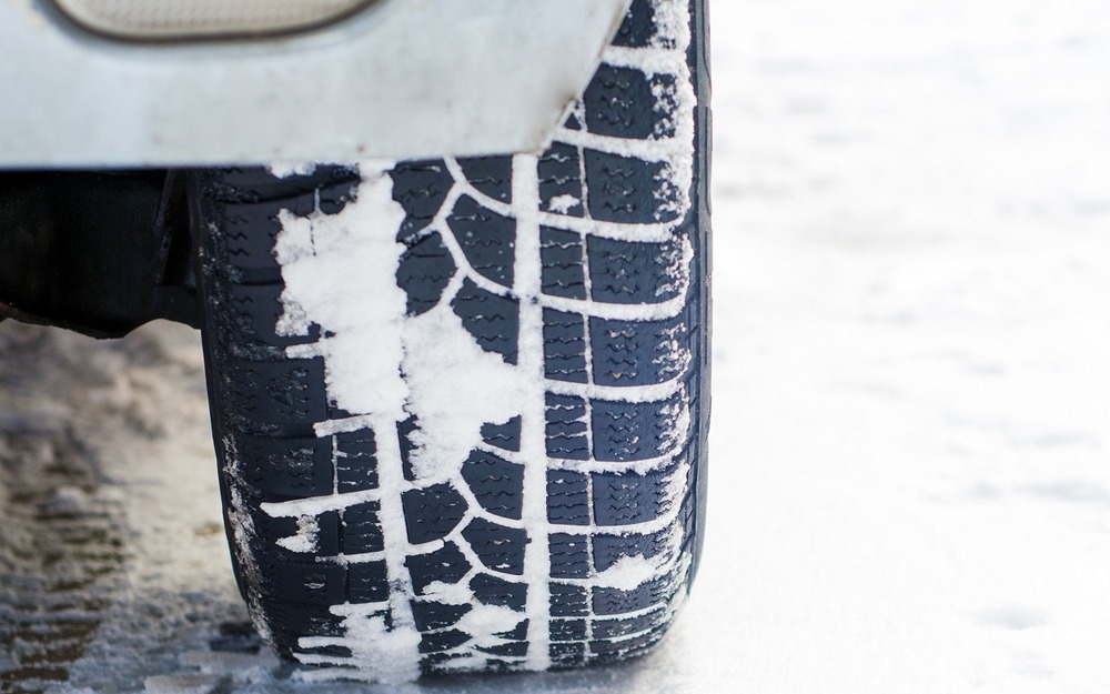 Дешевле некуда: назвали самые доступные зимние шины для массовых авто
